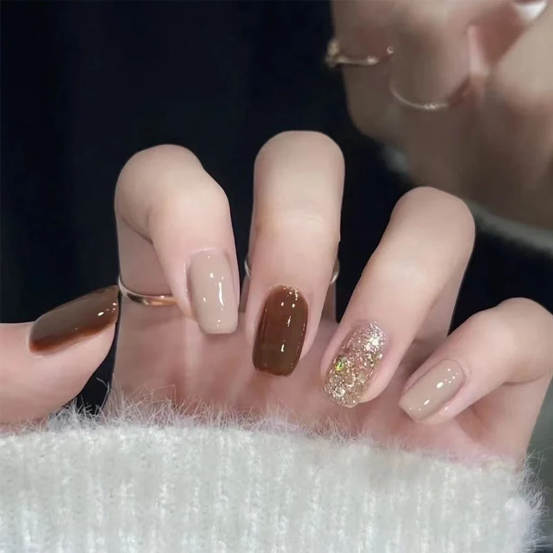 Glänzendes Nagelkunstset mit funkelnden Glitzerakzenten Karnz