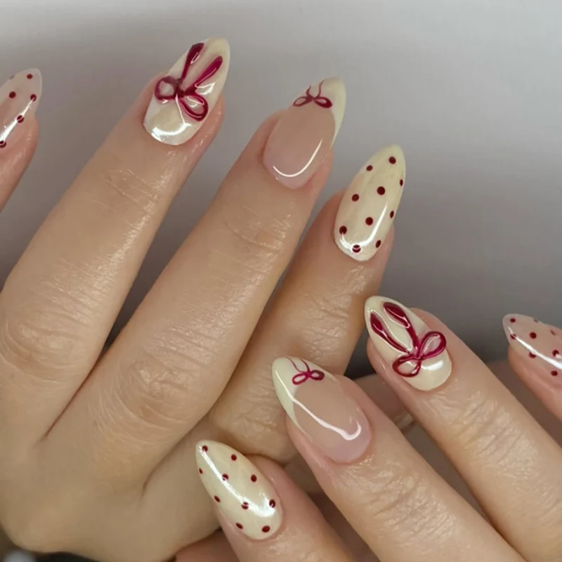 Kunstvolle Nagelkunst mit süßen Schleifenverzierungen Karnz