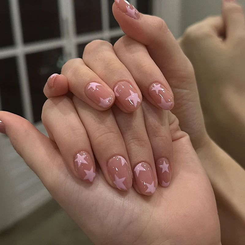 Kunstvolle Nagelkunst mit Sternmotiven Karnz