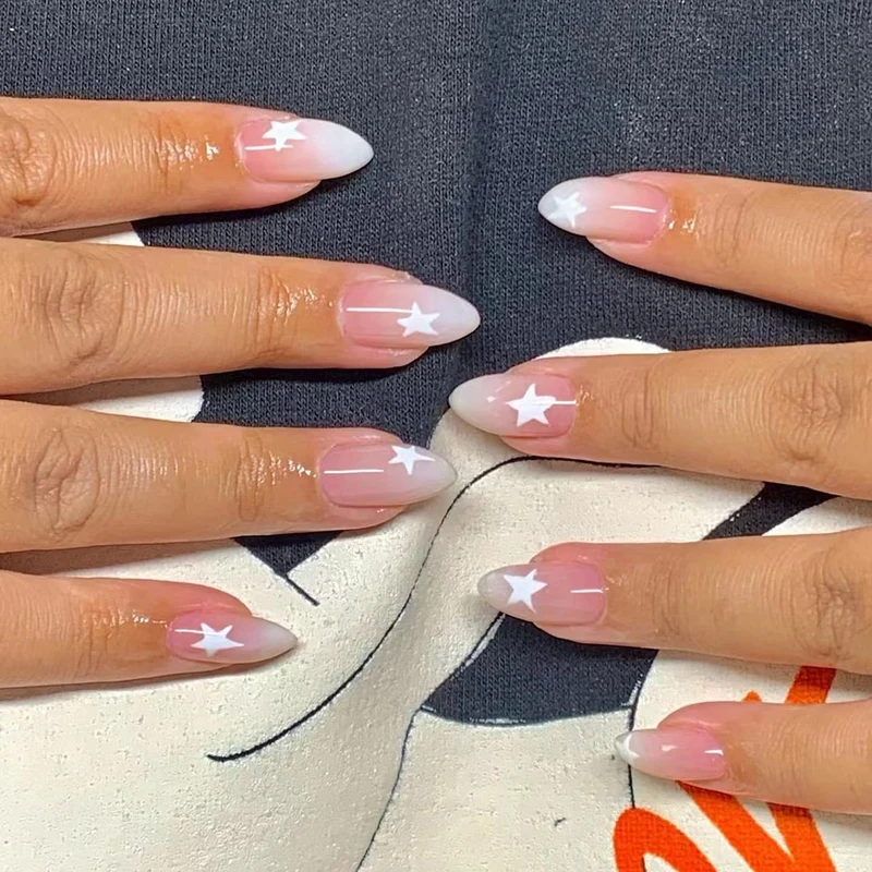 Kunstvolle Nagelkunst mit Sternenmotiv Karnz