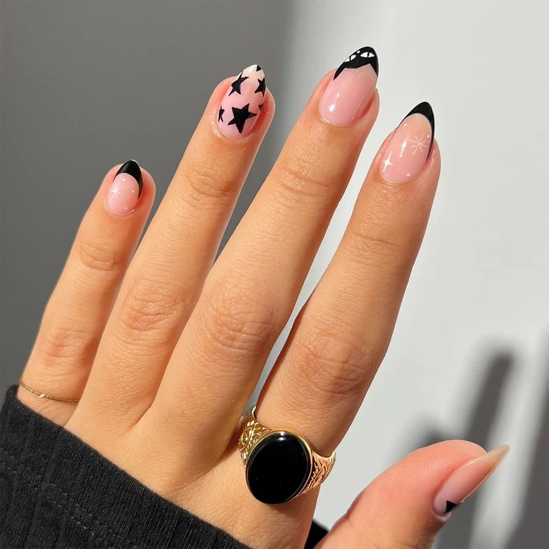 Kunstvolle Nagelkunst mit Sternen- und Schwarzspitzen Design Karnz