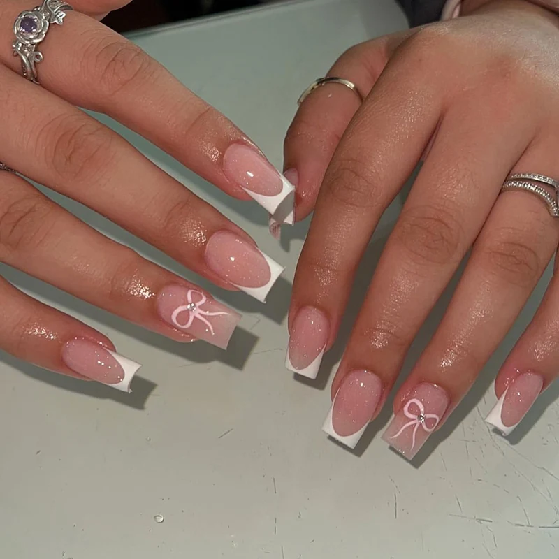 Kunstvolle Nagelkunst mit Schleifenakzenten Karnz