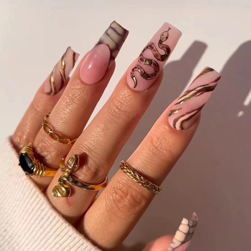 Kunstvolle Nagelkunst mit Schlangenmotiv und Metallic-Elementen Karnz