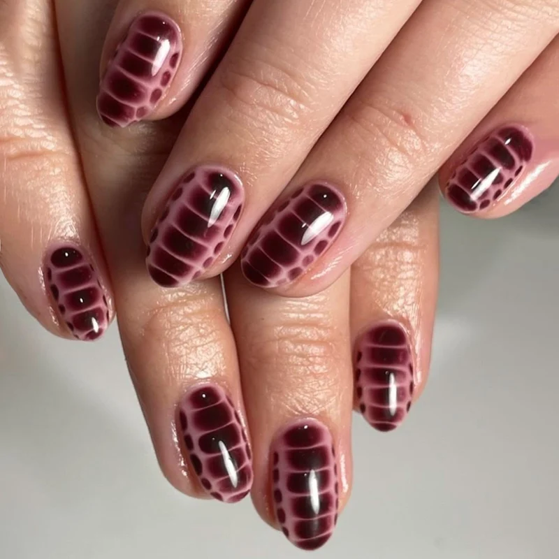 Kunstvolle Nagelkunst mit Schlangenmotiv Karnz