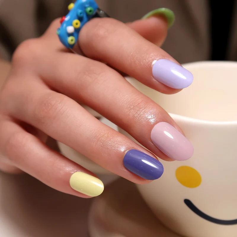 Kunstvolle Nagelkunst mit sanften Farben und Hochglanz-Finish Karnz