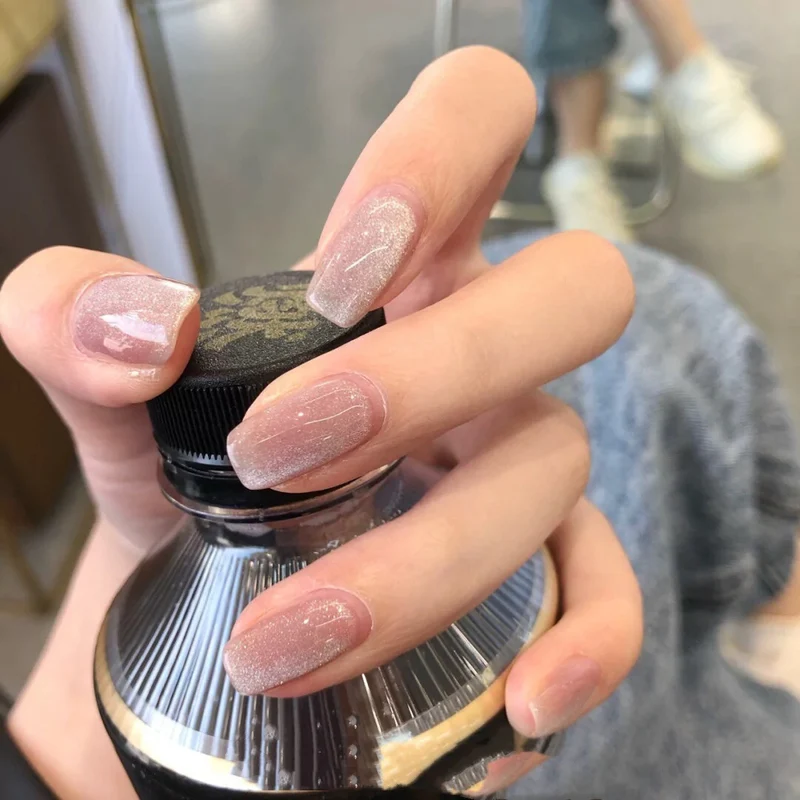 Kunstvolle Nagelkunst mit sanftem Glitzer-Effekt und elegantem Finish Karnz