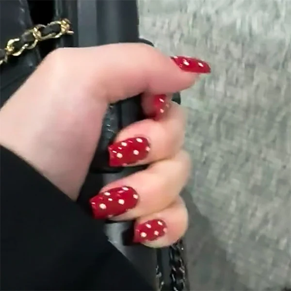 Kunstvolle Nagelkunst mit roten Punkten Karnz