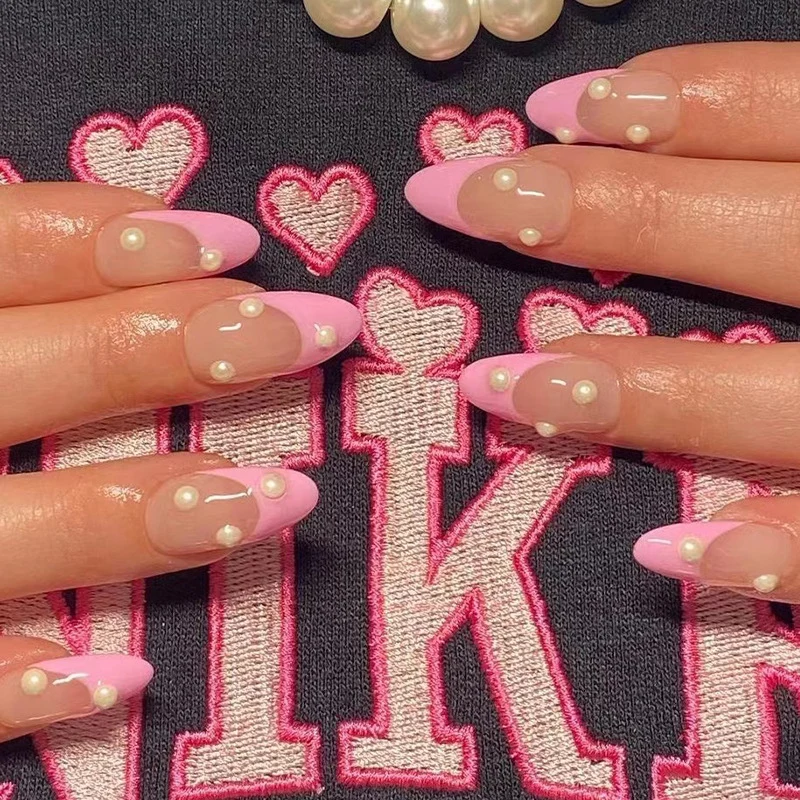 Kunstvolle Nagelkunst mit Perlenakzenten Karnz