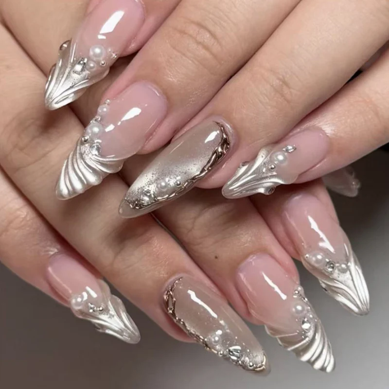 Kunstvolle Nagelkunst mit Perlen- und Glitzerdekoren Karnz