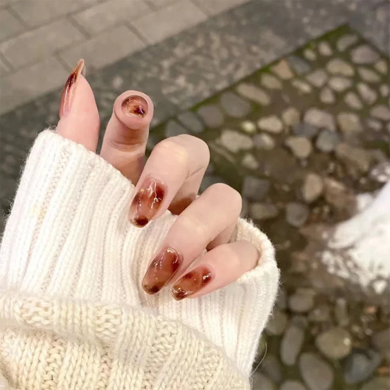 Kunstvolle Nagelkunst mit Ombre-Effekt und Glitzer Karnz