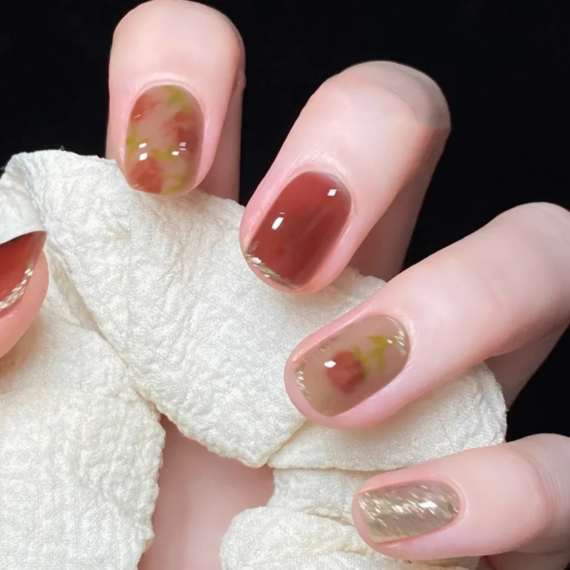 Kunstvolle Nagelkunst mit natürlichem Farbverlauf und Blütenakzenten Karnz