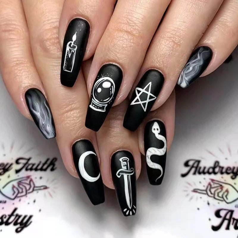 Kunstvolle Nagelkunst mit mystischen Motiven Karnz