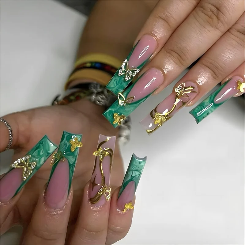 Künstlerisches Long Press-On Nagelset mit Schmetterling und goldenen Akzenten Karnz