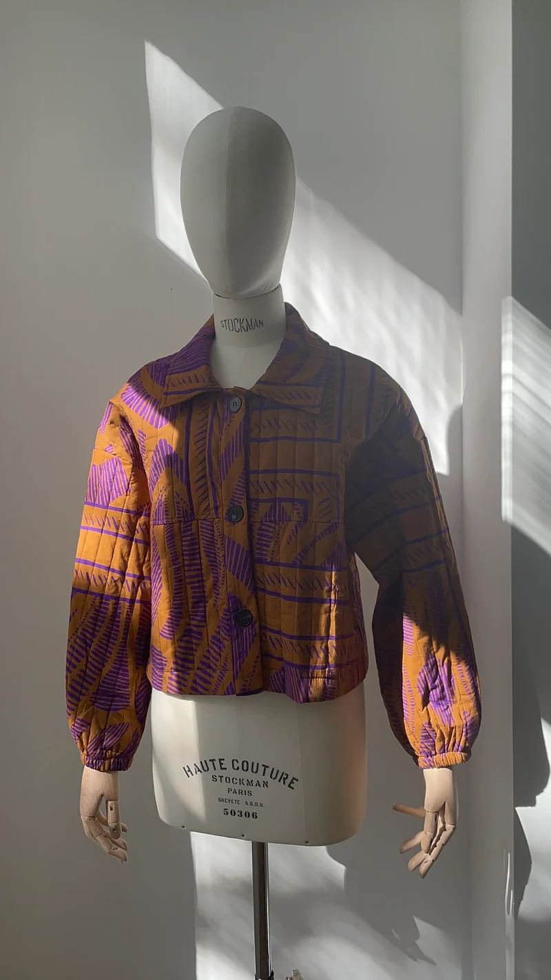 Steppjacke mit violettem Muster