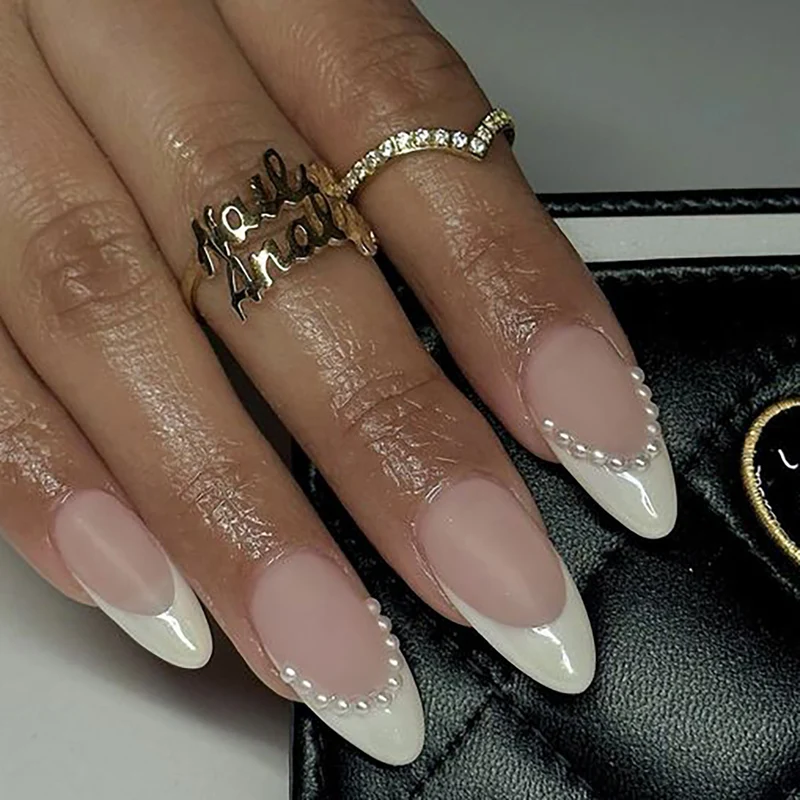 Elegante Stiletto Press-On Nägel mit Perlenakzenten Karnz