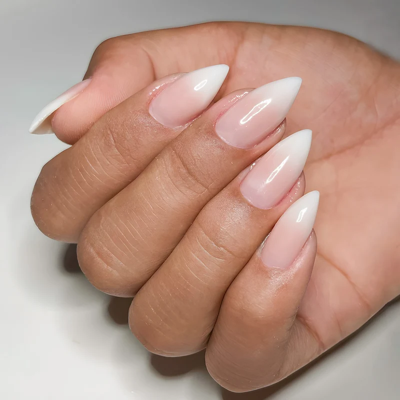 Elegante Stiletto Press-On Nägel mit glänzender Oberfläche Karnz
