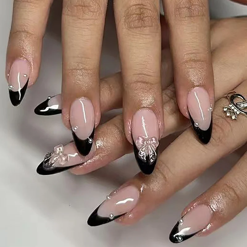 Elegantes Stiletto Press-On Nagelkunst-Set mit dekorativen Blumen- und Strassakzenten Karnz