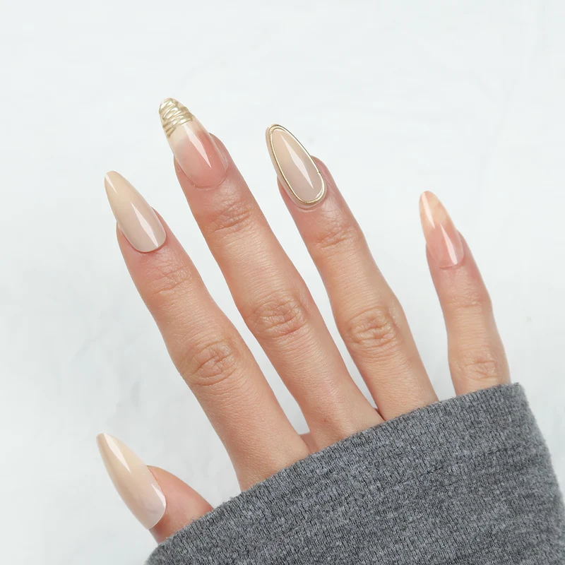 Elegantes Stiletto Press-On Nagelkunst Set Karnz