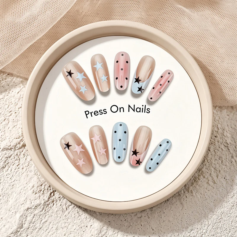 Künstlerisches Press-On-Nagelset mit Stern- und Punktdesigns Karnz