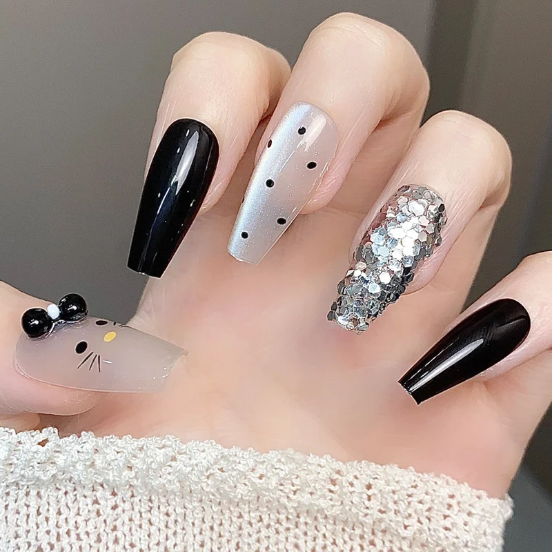 Künstlerisches Press-On Nagelset mit Glitzer und Charakterdesign Karnz