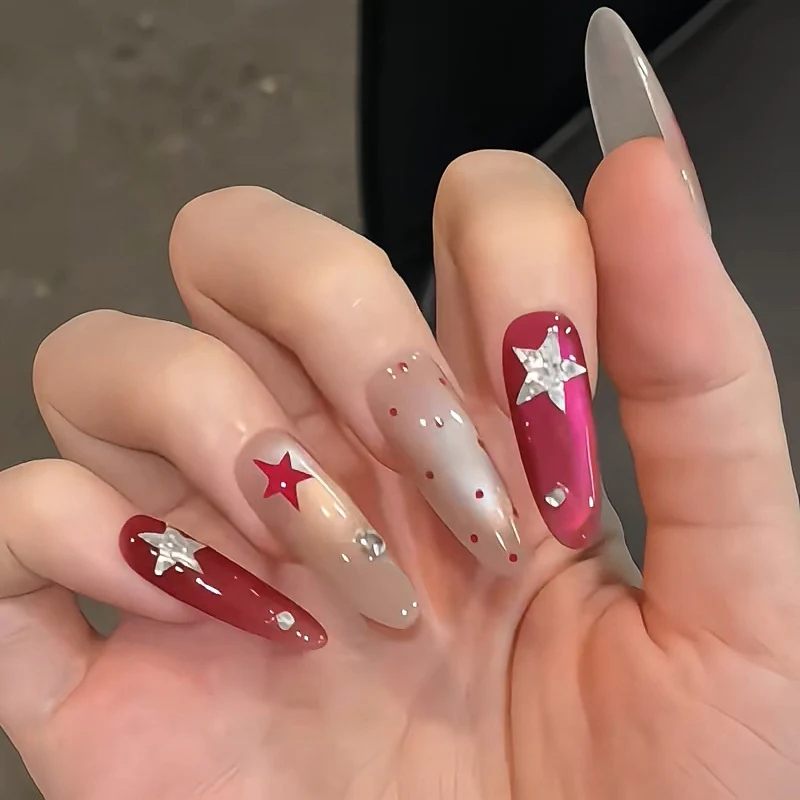 Künstlerisches Press-on-Nagelset mit glamourösen Sternelementen Karnz