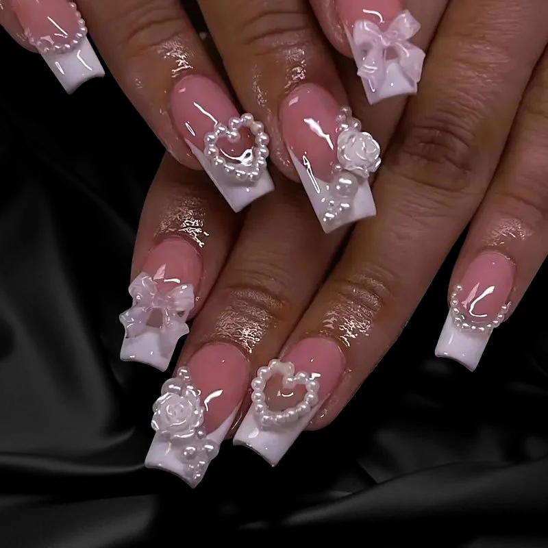 Exquisite 3D Blumendekor und mit Schmucksteinen verzierte Nagelverlängerungen Karnz
