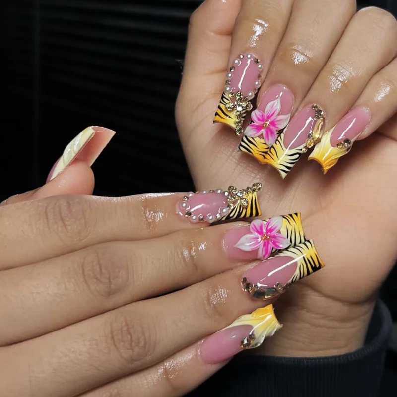 Exotische Blumennagelkunstverzierungen Karnz