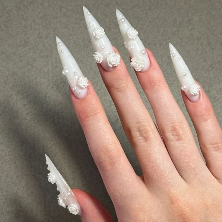 Elegante floral-verzierte Stiletto Press-On Nägel Karnz
