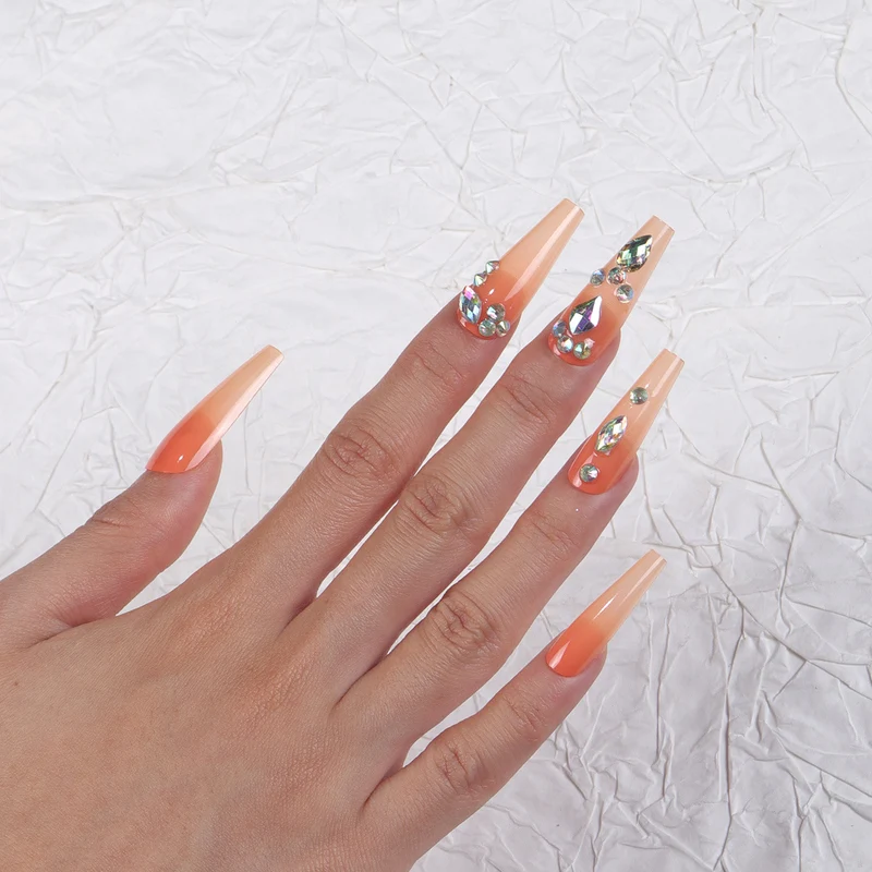 Kristall-verzierte Stiletto-Nagelerweiterungen Karnz