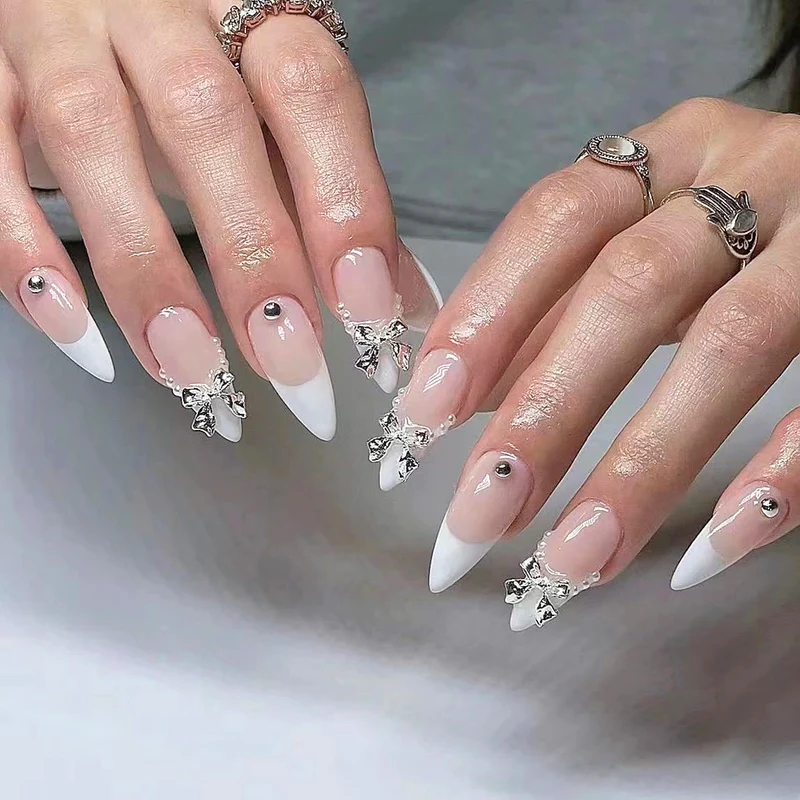 Dekoratives Stiletto Press-On Nagelset mit silbernen Akzenten Karnz