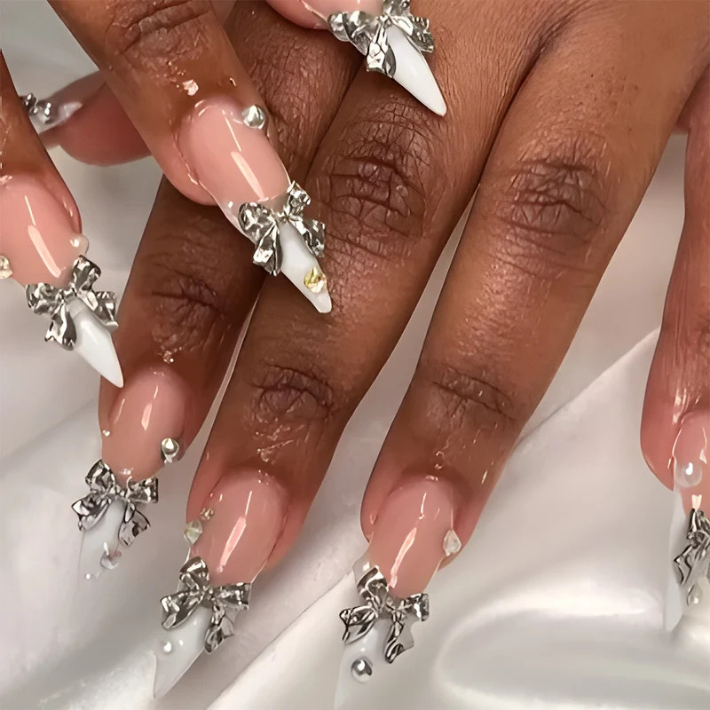 Dekorative Stiletto Nagelkunstverlängerungen mit Strassakzenten Karnz