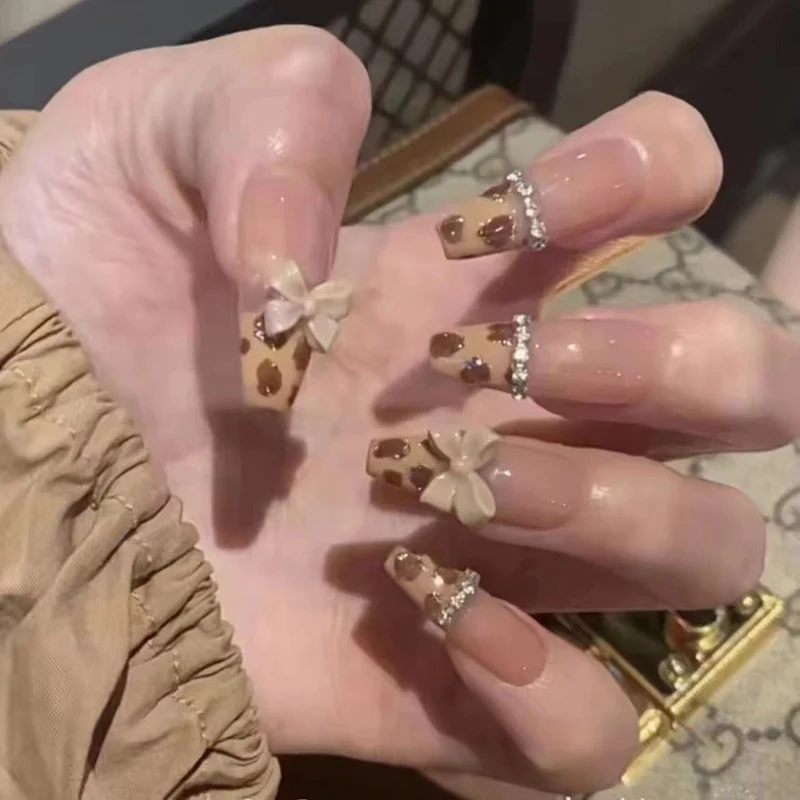 Dekoratives Press-On Nagelset mit floralem und gem Akzenten Karnz