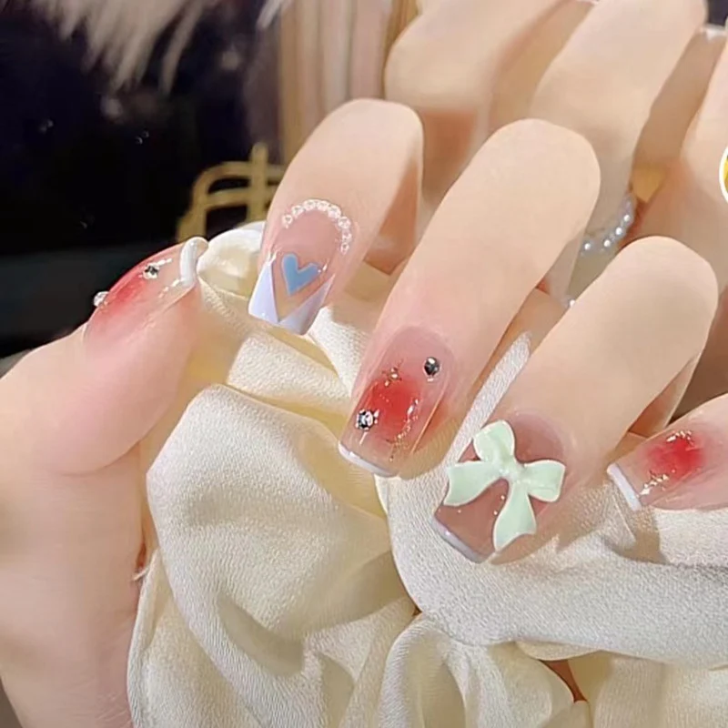Dekoratives Nagelkunstdesign Karnz