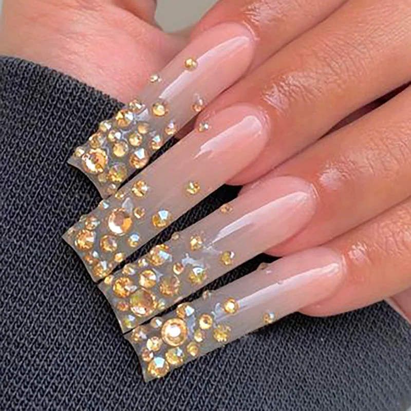 Dekorative Lange Stiletto Press-On Nägel mit Strass-Akzenten Karnz