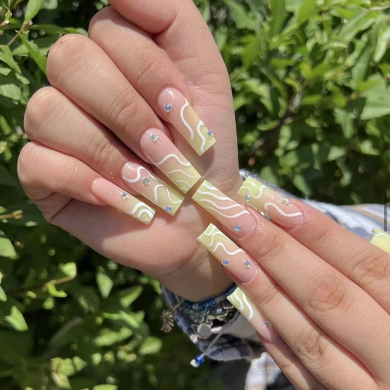 Dekorativer langer quadratischer Press-On-Nagelset mit künstlerischem Design Karnz