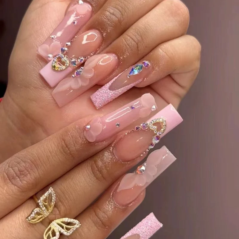 Dekorativer Langer Press-On Nail Set mit Blumen- und Edelstein-Details Karnz