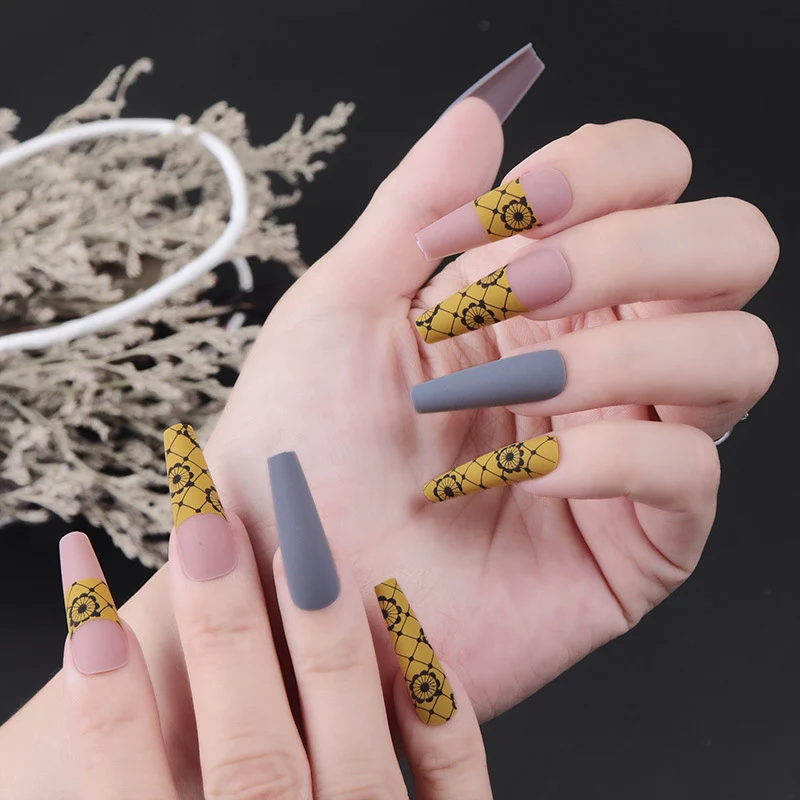 Künstlerische Stiletto Press-On Nägel mit floralem Netzdesign Karnz