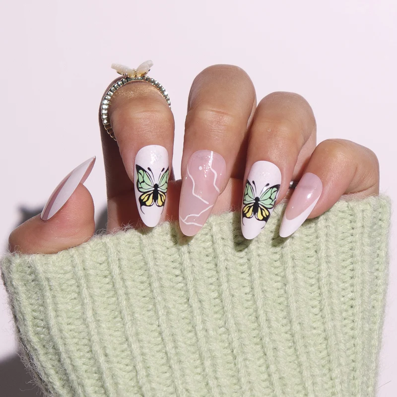 Künstlerische Stiletto Press-On Nägel mit Schmetterlingsdesign Karnz