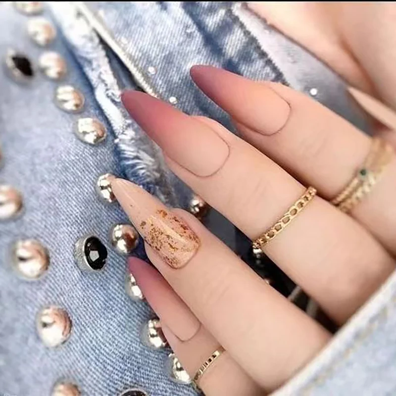 Künstlerisches Stiletto Press-On Nagelset mit Ombré Design Karnz