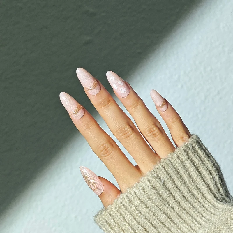 Künstlerische Stiletto-Presse-On-Nagelverlängerungen mit eleganten Designs Karnz