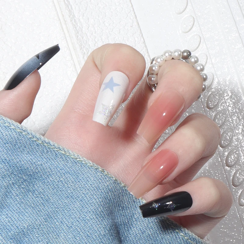 Künstlerischer Press-On Nagelset mit Stern- und Glitzerakzenten Karnz