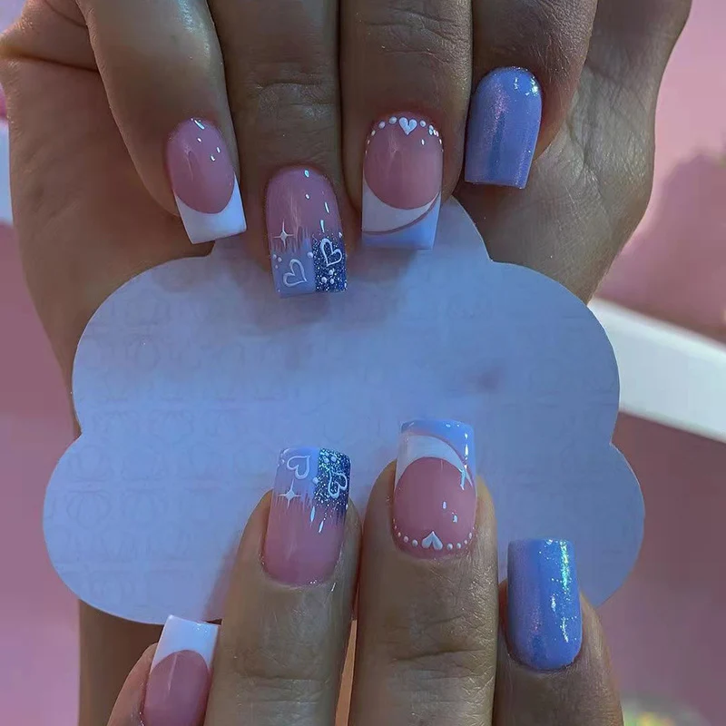 Künstlerisches Press-On-Nagelset mit Herz- und Glitzerdesign Karnz