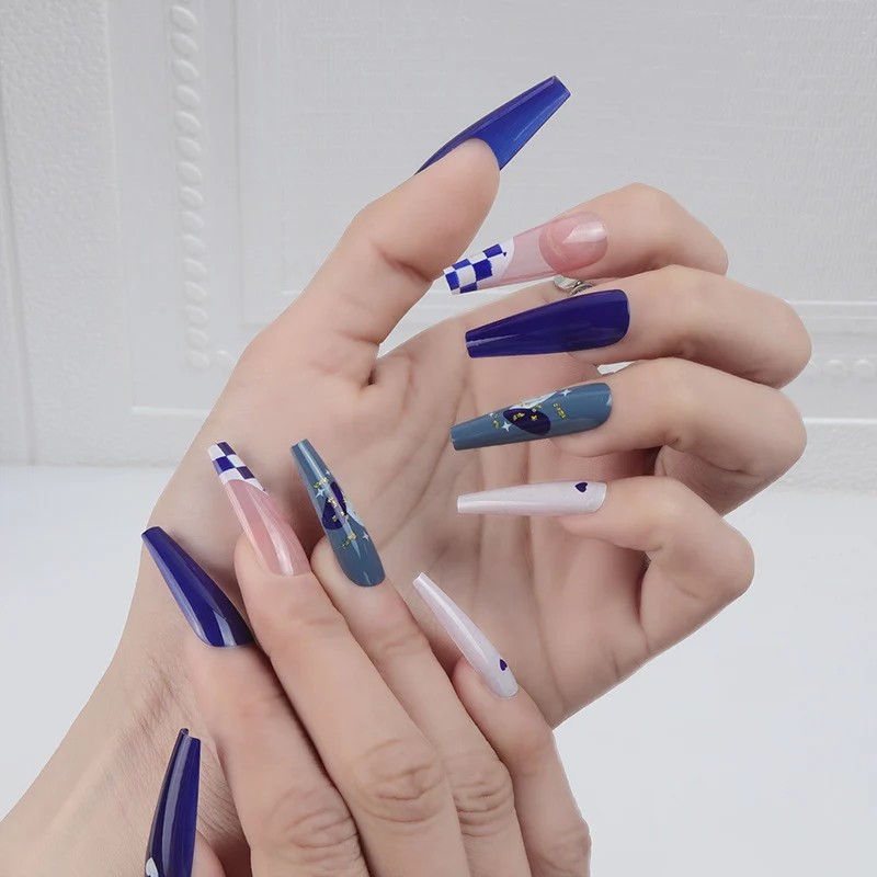 Künstlerisches Press-On-Nagelset mit geometrischen Mustern Karnz