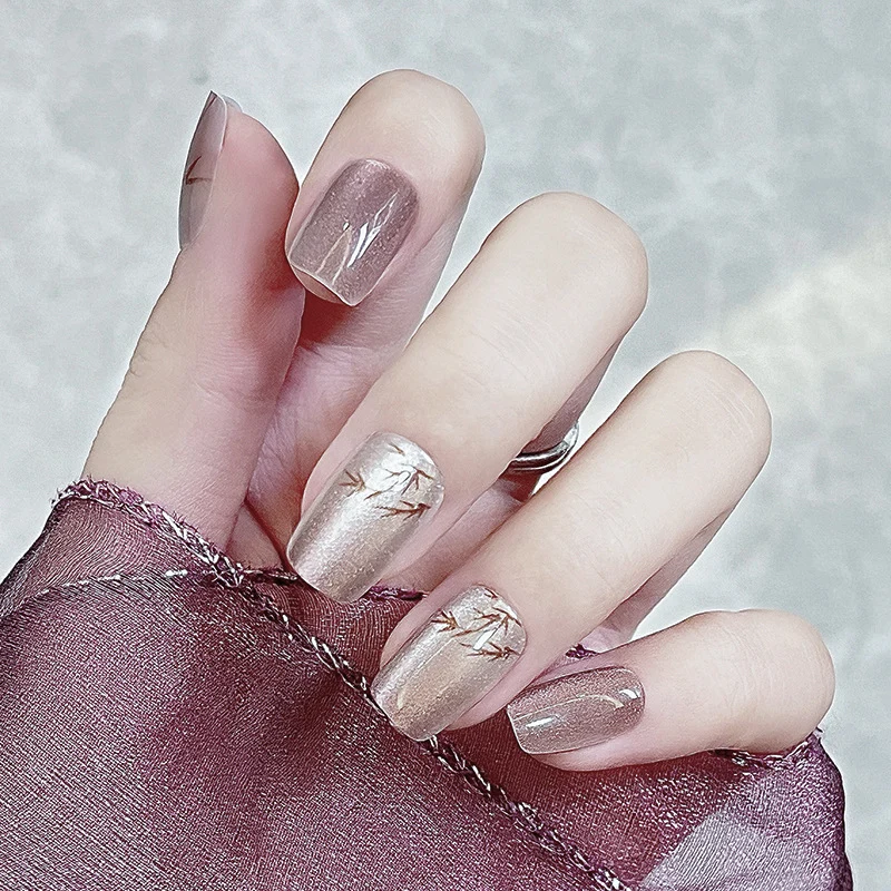 Künstlerisches Press-On-Nageldesign mit eleganten Akzenten Karnz