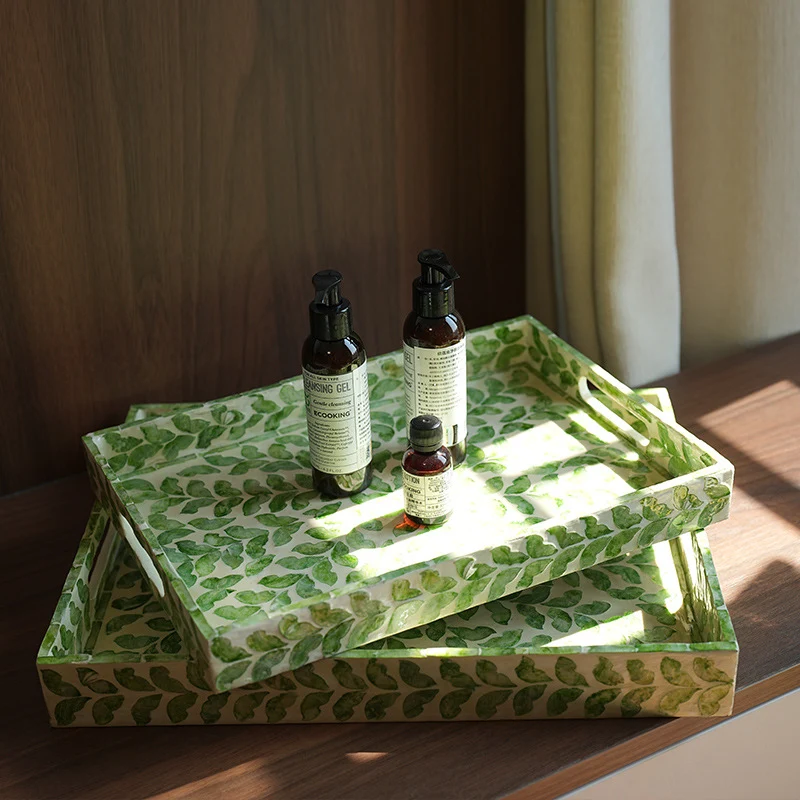 Elegante Servierplatte mit floralem Reliefdesign Karnz