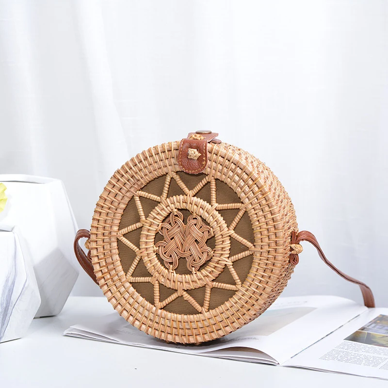 Elegante Rundhandtasche aus geflochtenem Rattan Karnz