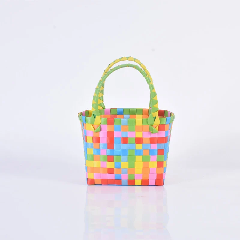 Verspielte und Bunte Korbtasche Karnz