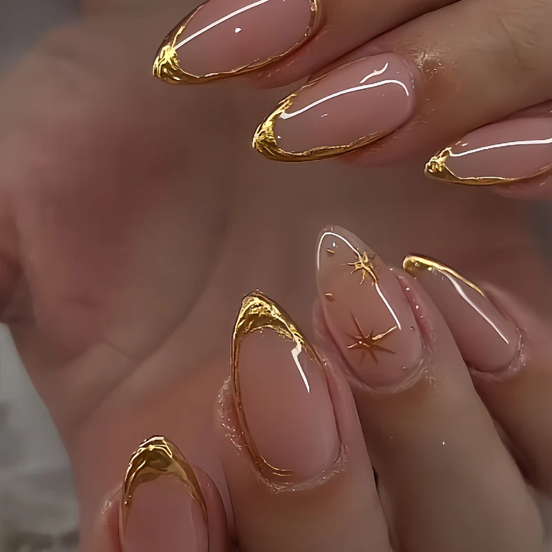 Kunstnagelset mit glamourösen goldenen Akzenten Karnz
