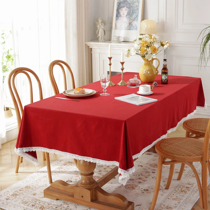 Elegante Tischdecke mit Spitzenbesatz