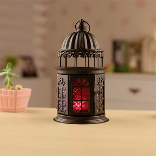 Ornamentale gotische Kuppellaterne mit bunten Glasfenstern und Teelichthalter Karnz